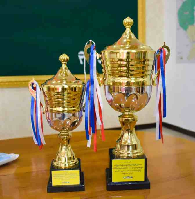 果敢青年篮球队勇夺掸邦“总理杯” 冠军 自治区领导向球队发放奖金